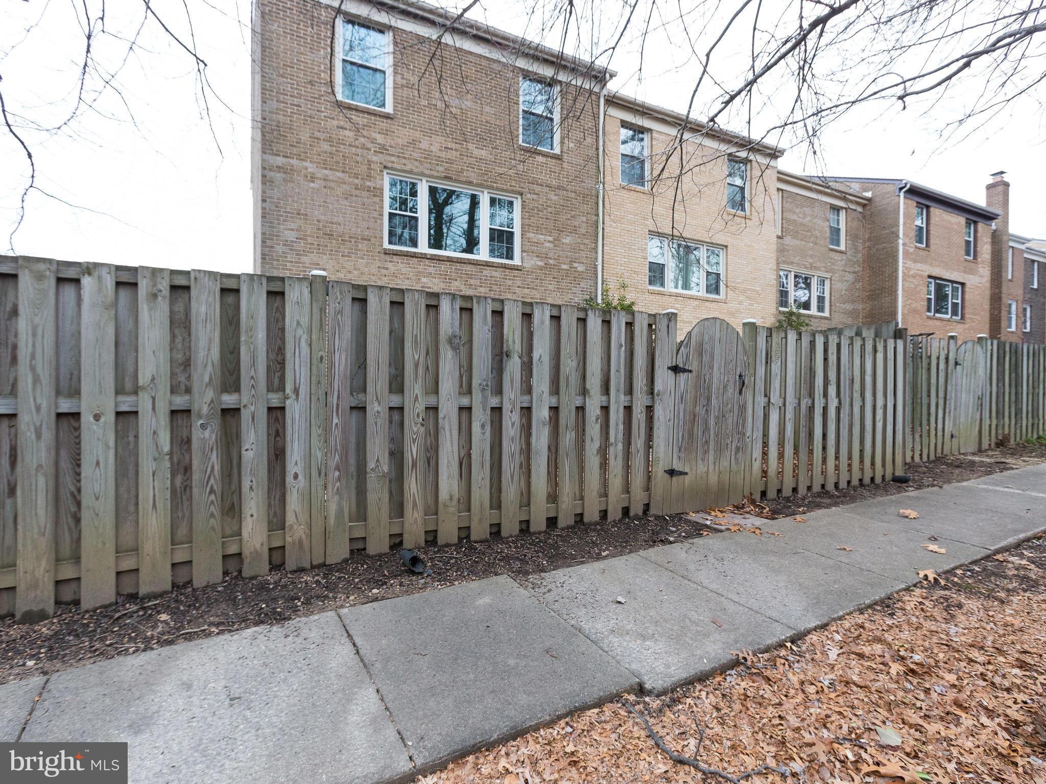 HAMPTON COURT - Residential