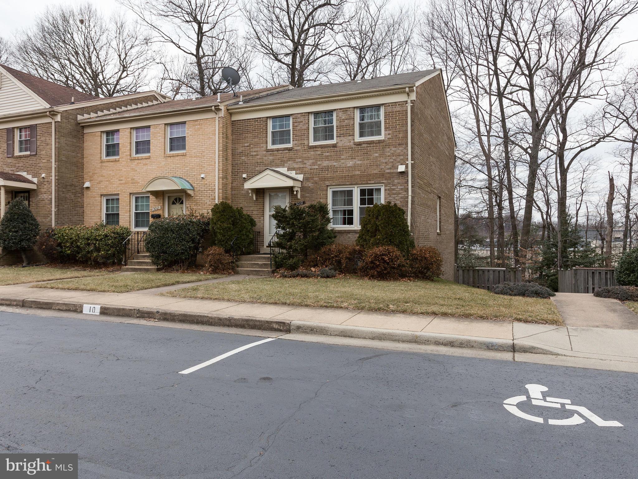 HAMPTON COURT - Residential