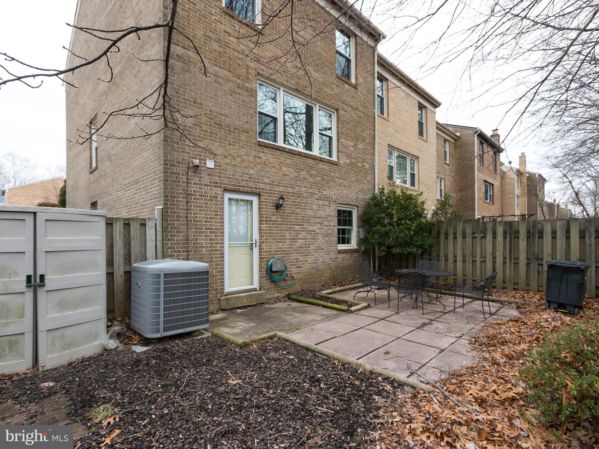 HAMPTON COURT - Residential