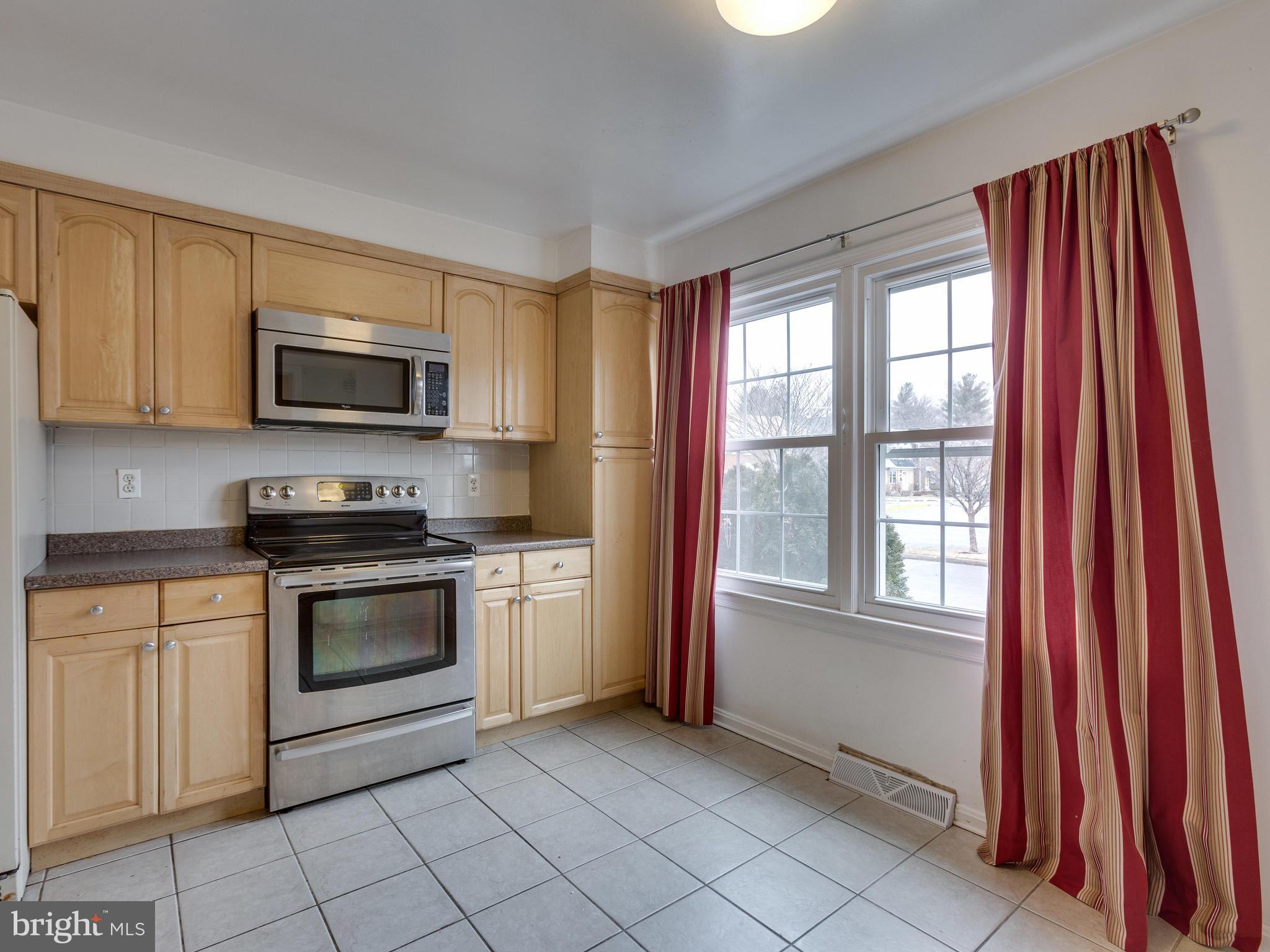 HAMPTON COURT - Residential