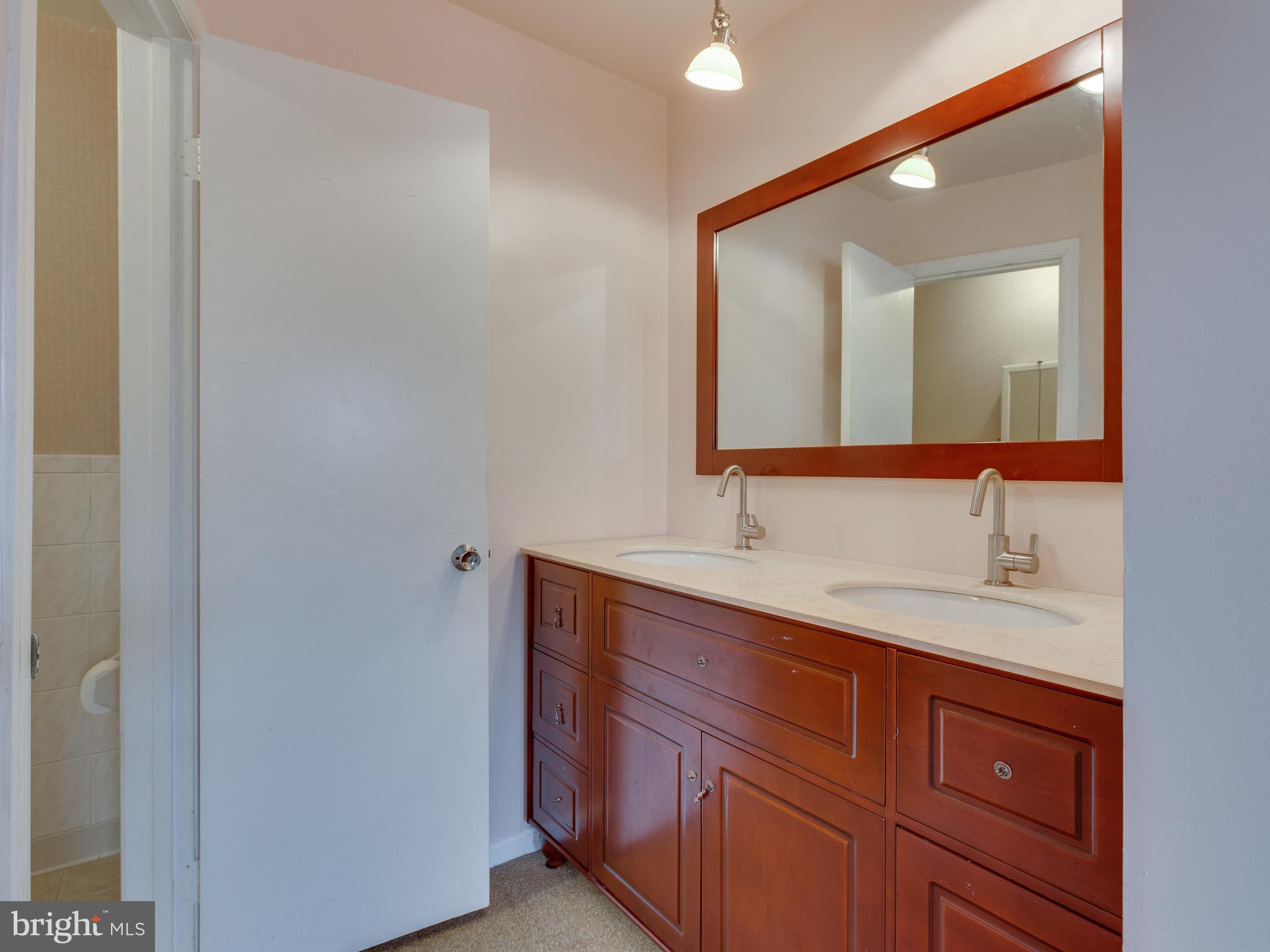 HAMPTON COURT - Residential