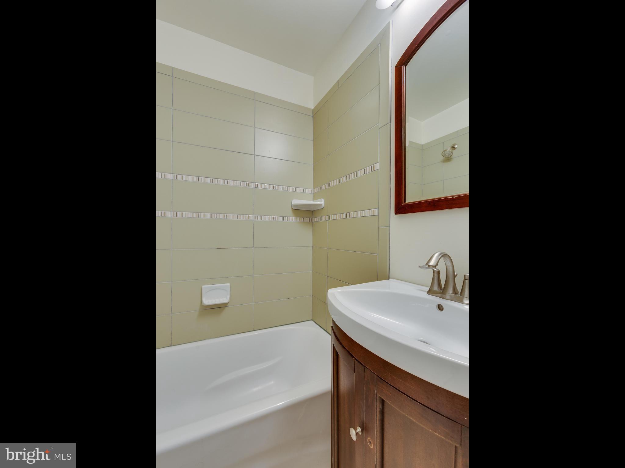 HAMPTON COURT - Residential