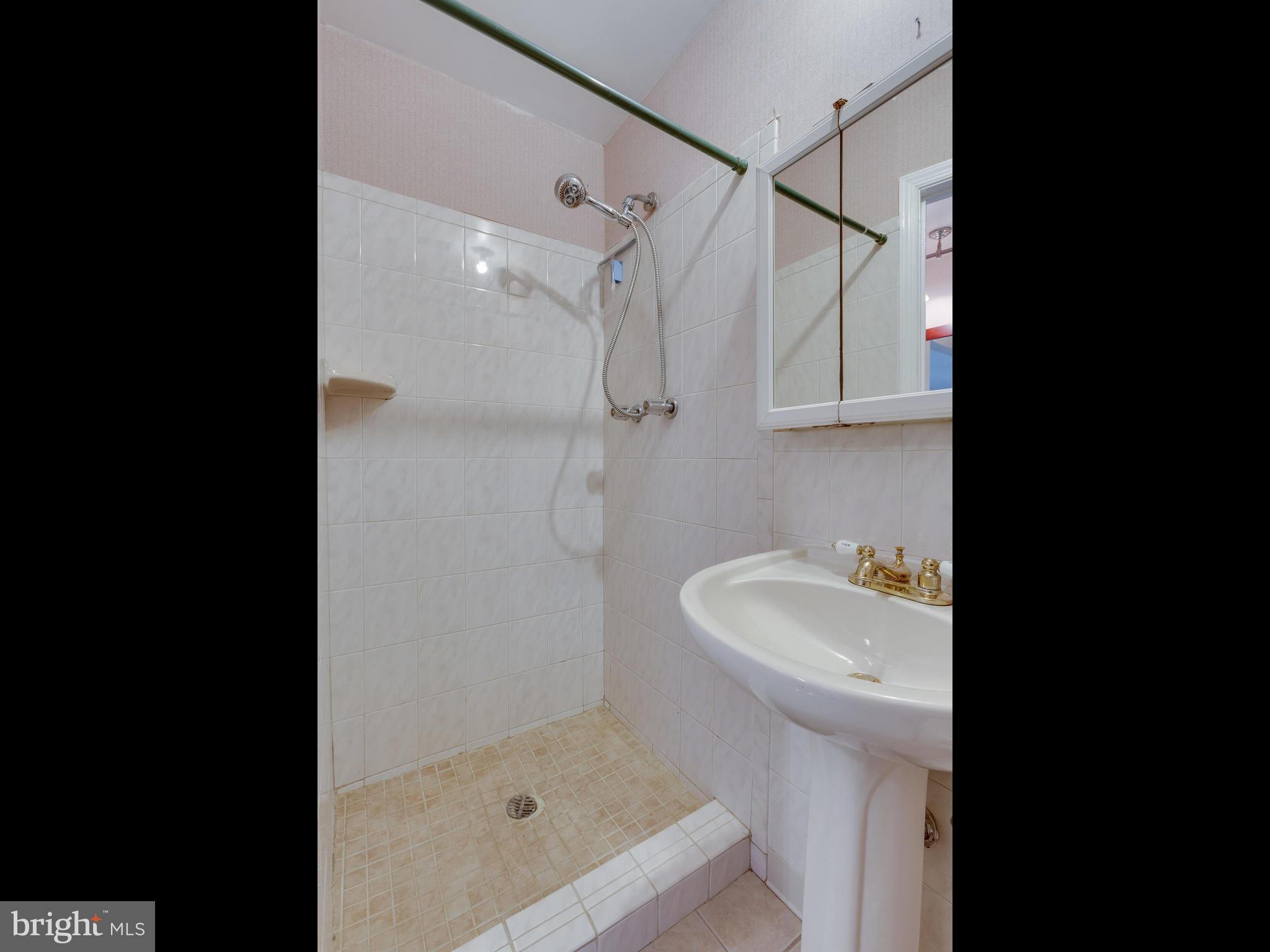 HAMPTON COURT - Residential