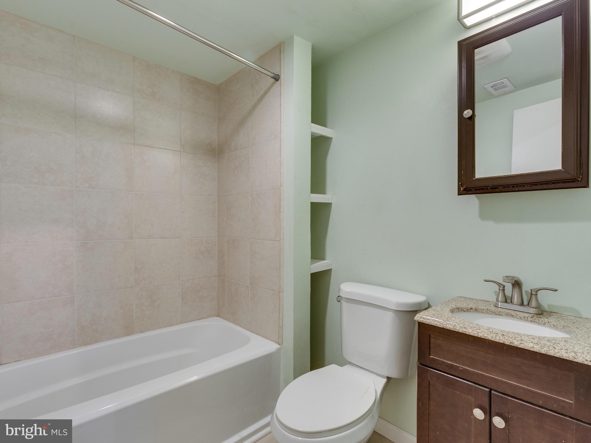 HAMPTON COURT - Residential