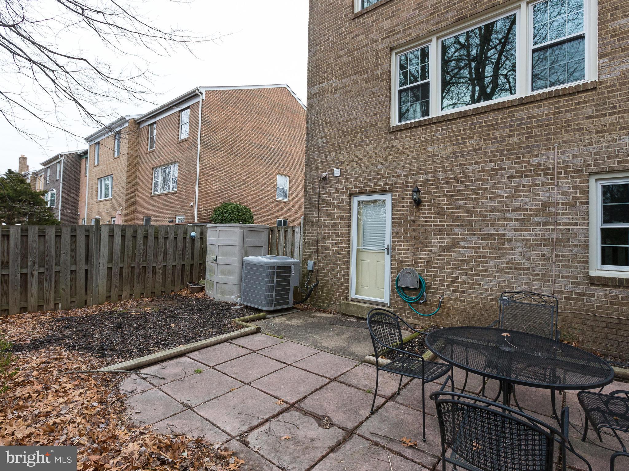 HAMPTON COURT - Residential