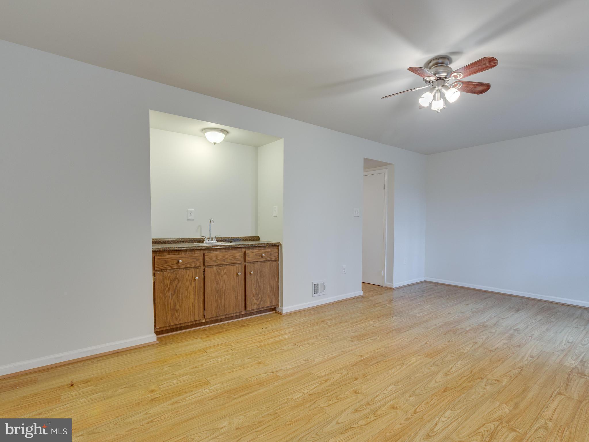 HAMPTON COURT - Residential