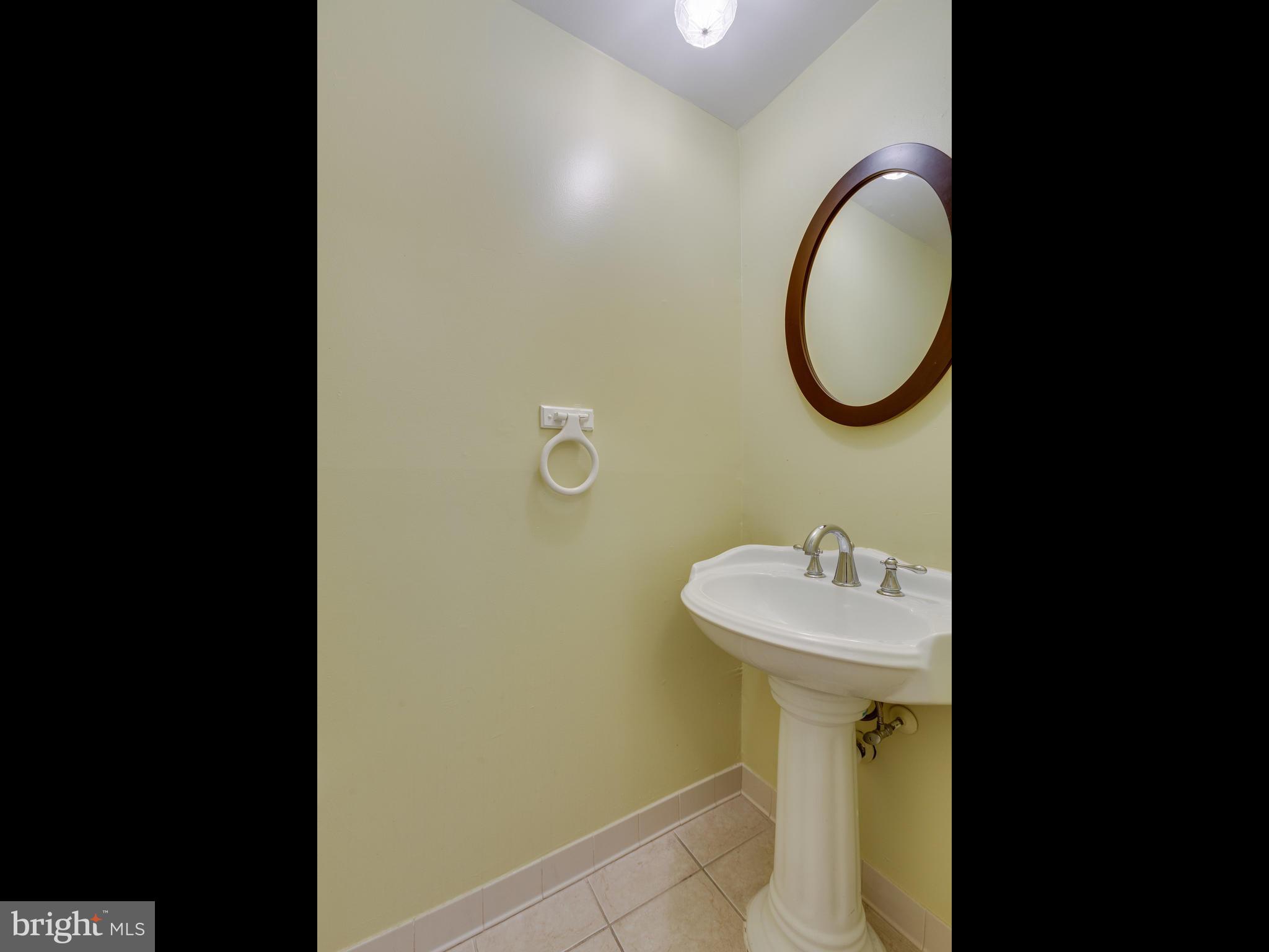 HAMPTON COURT - Residential