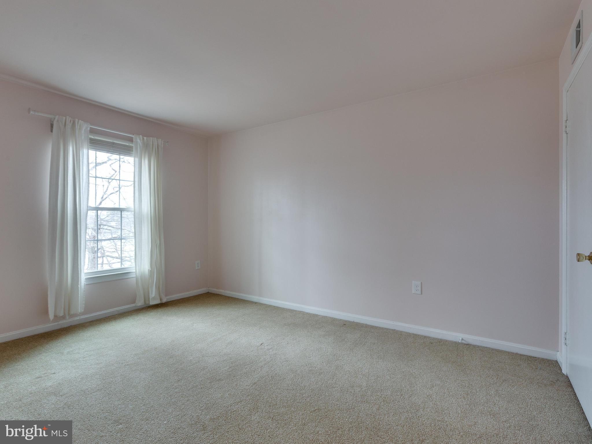 HAMPTON COURT - Residential