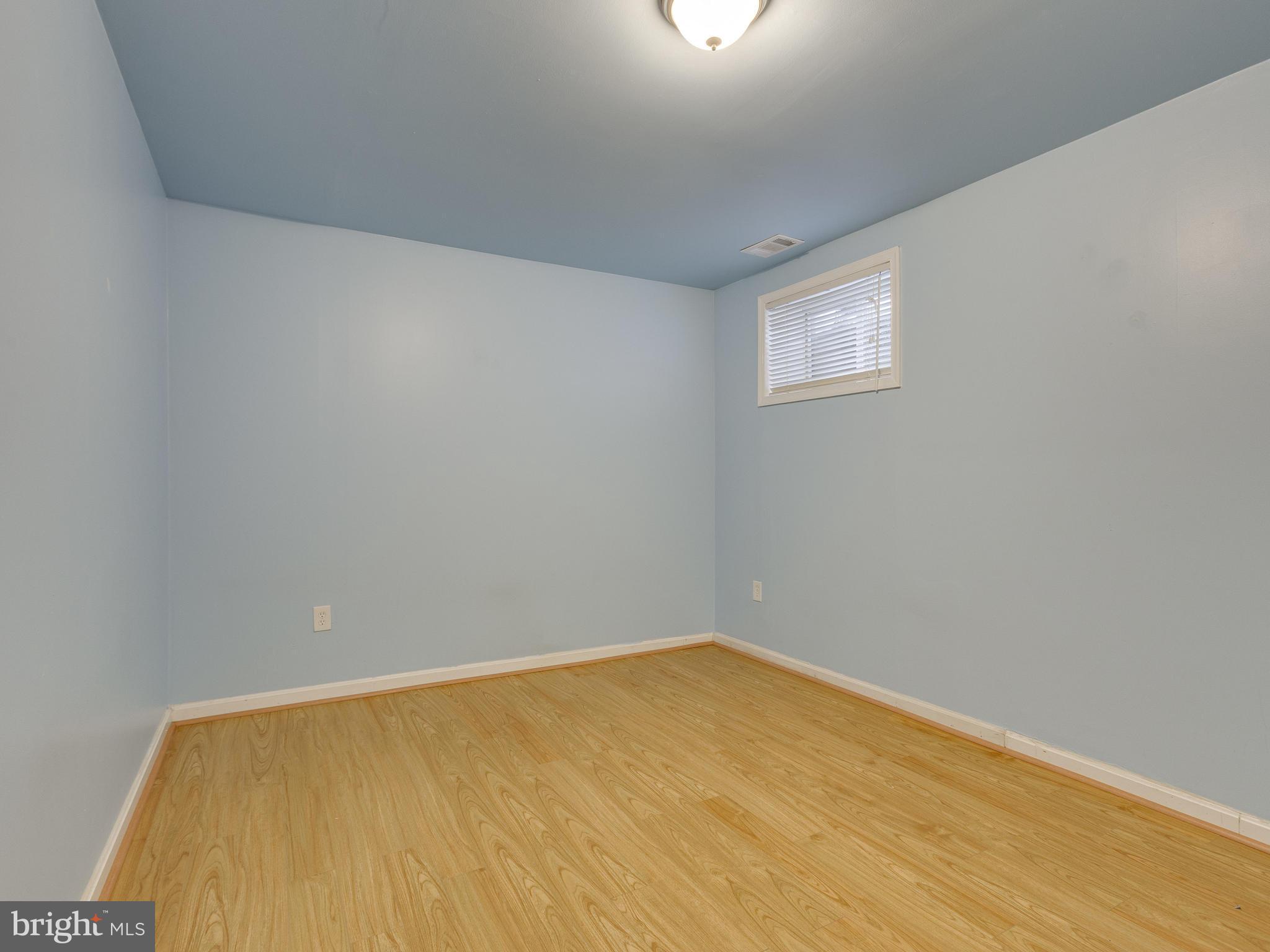 HAMPTON COURT - Residential