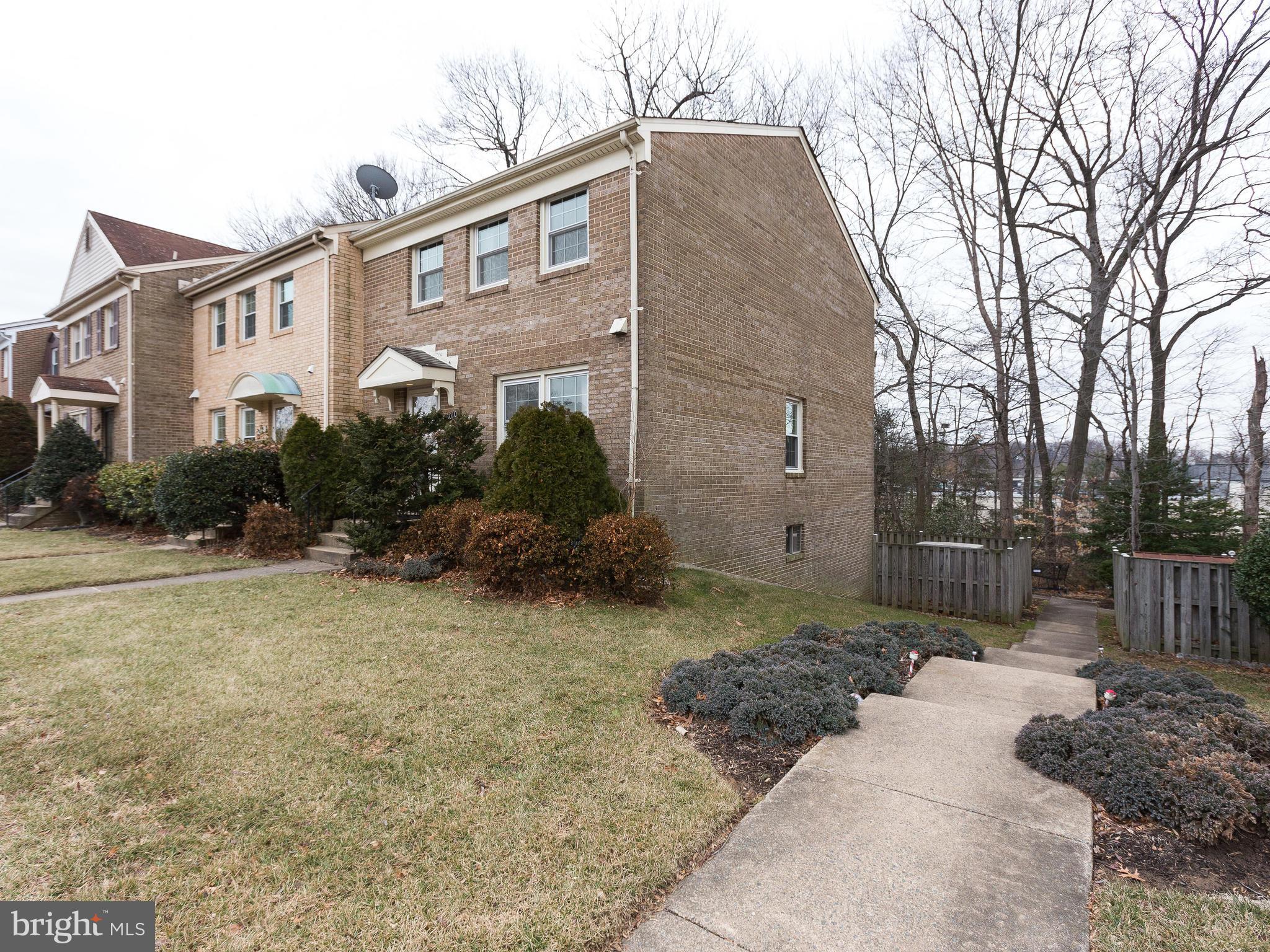 HAMPTON COURT - Residential