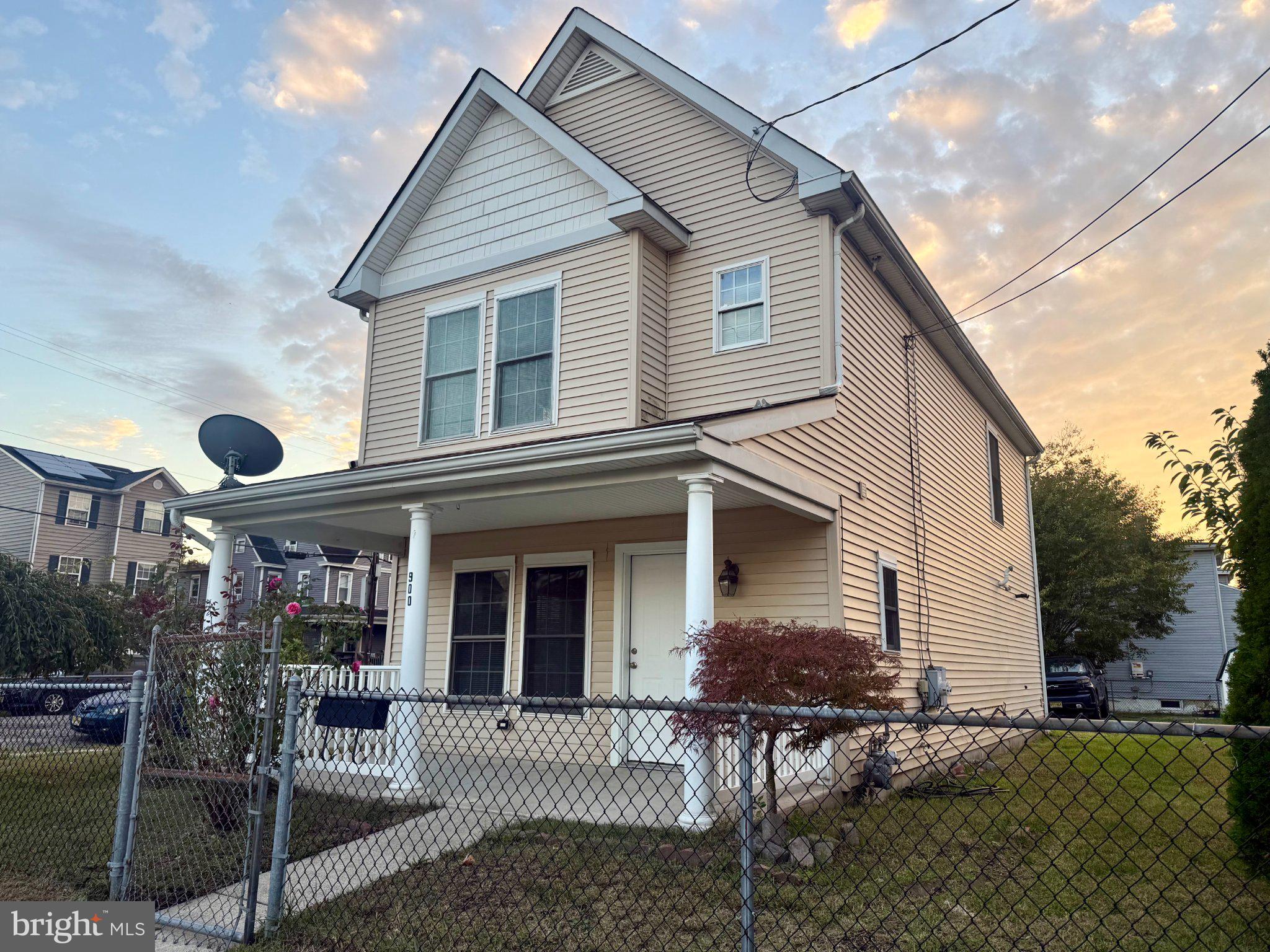 900 DOCK ST.