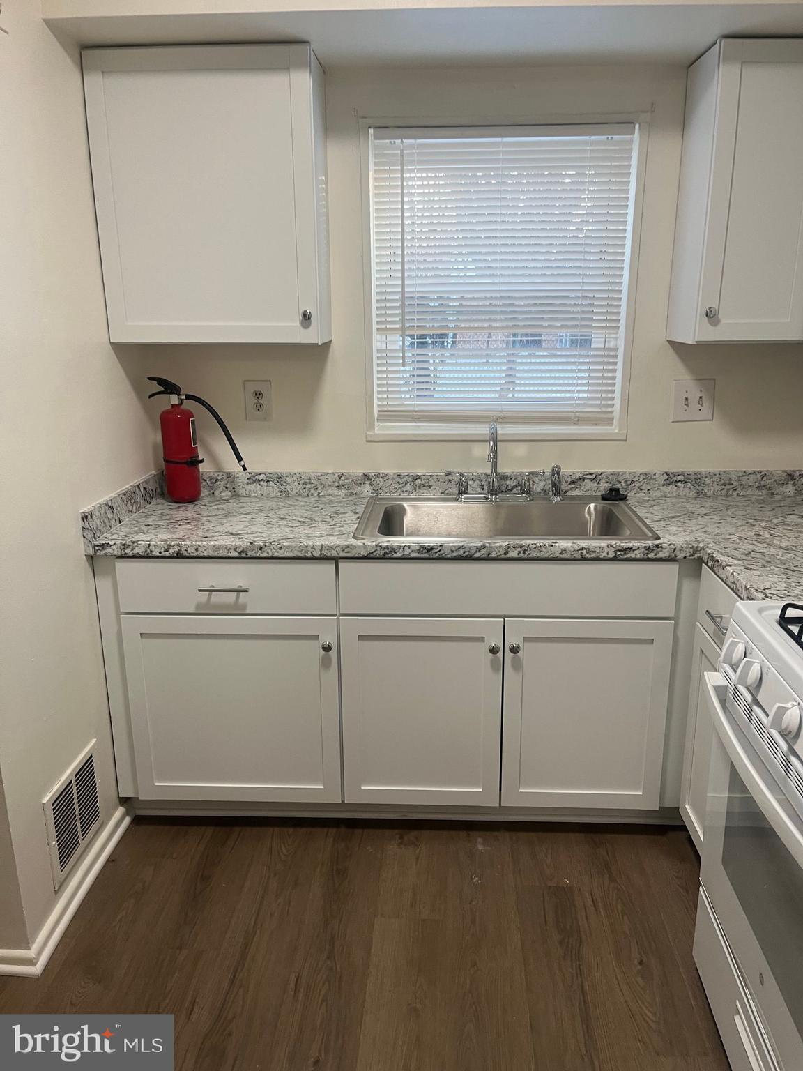 120-8 WASHINGTON STREET NE B3