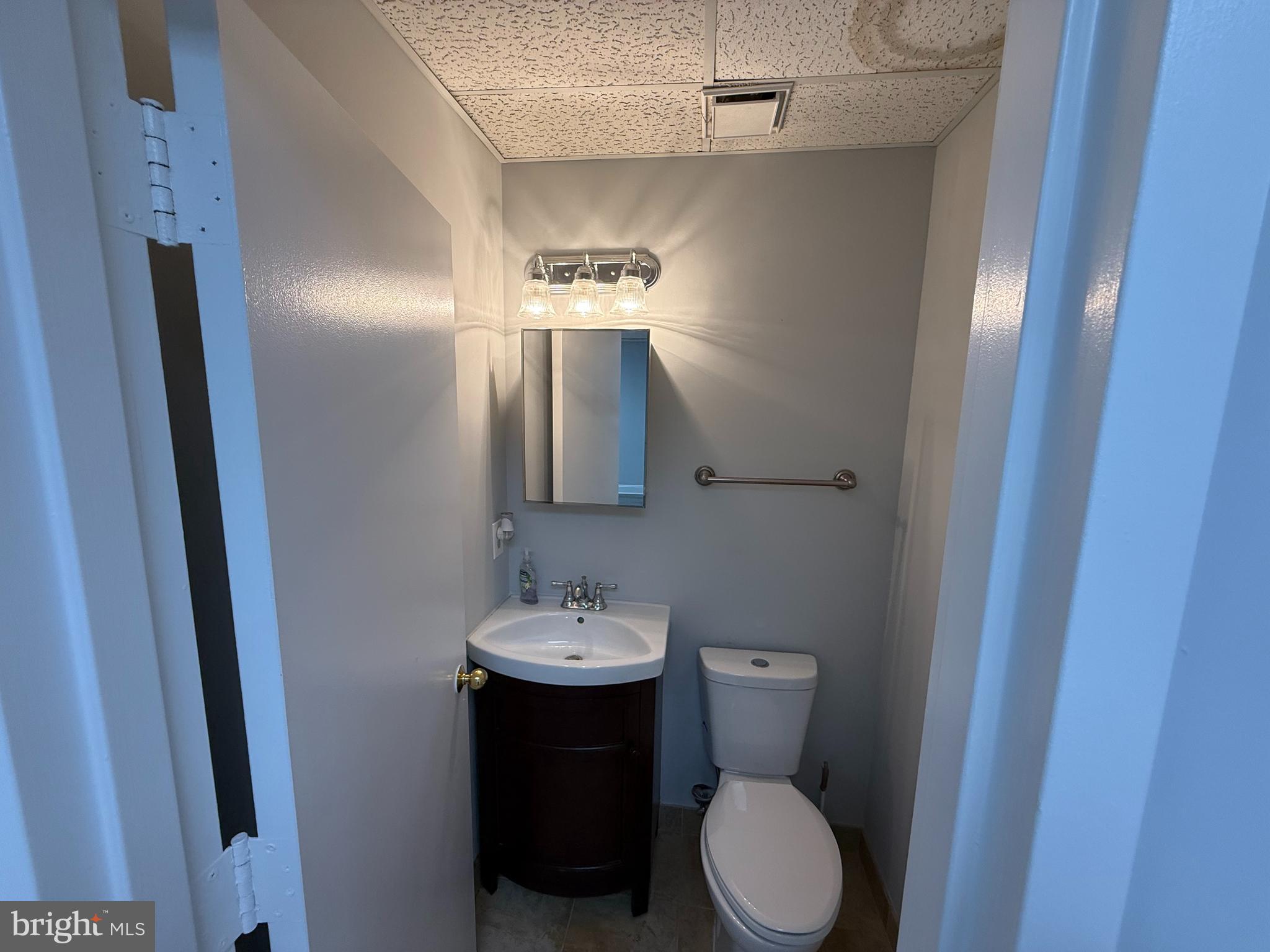 RED MAPLE COURT CONDOS - Commercial Lease