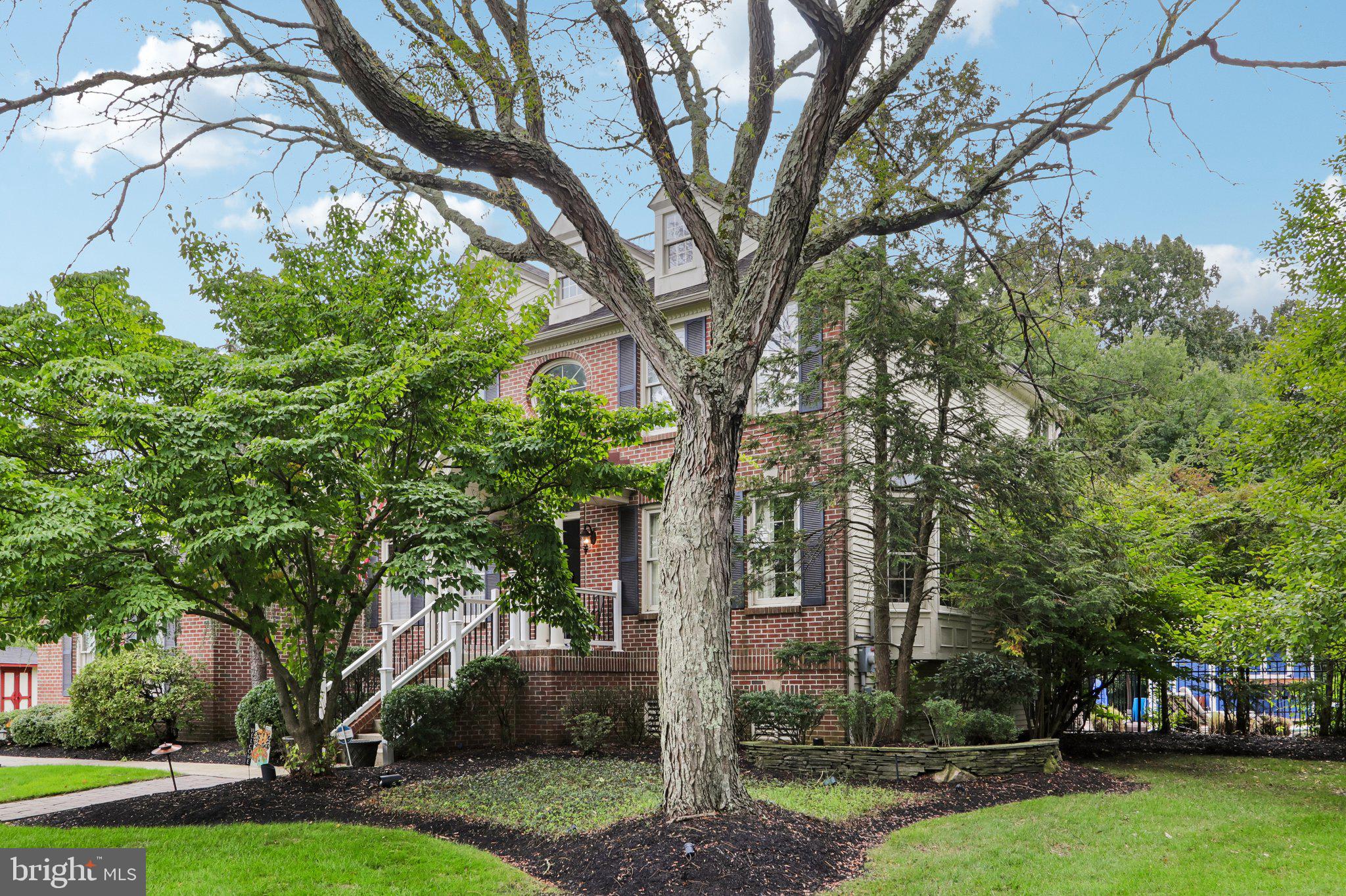 4 BROADACRE COURT