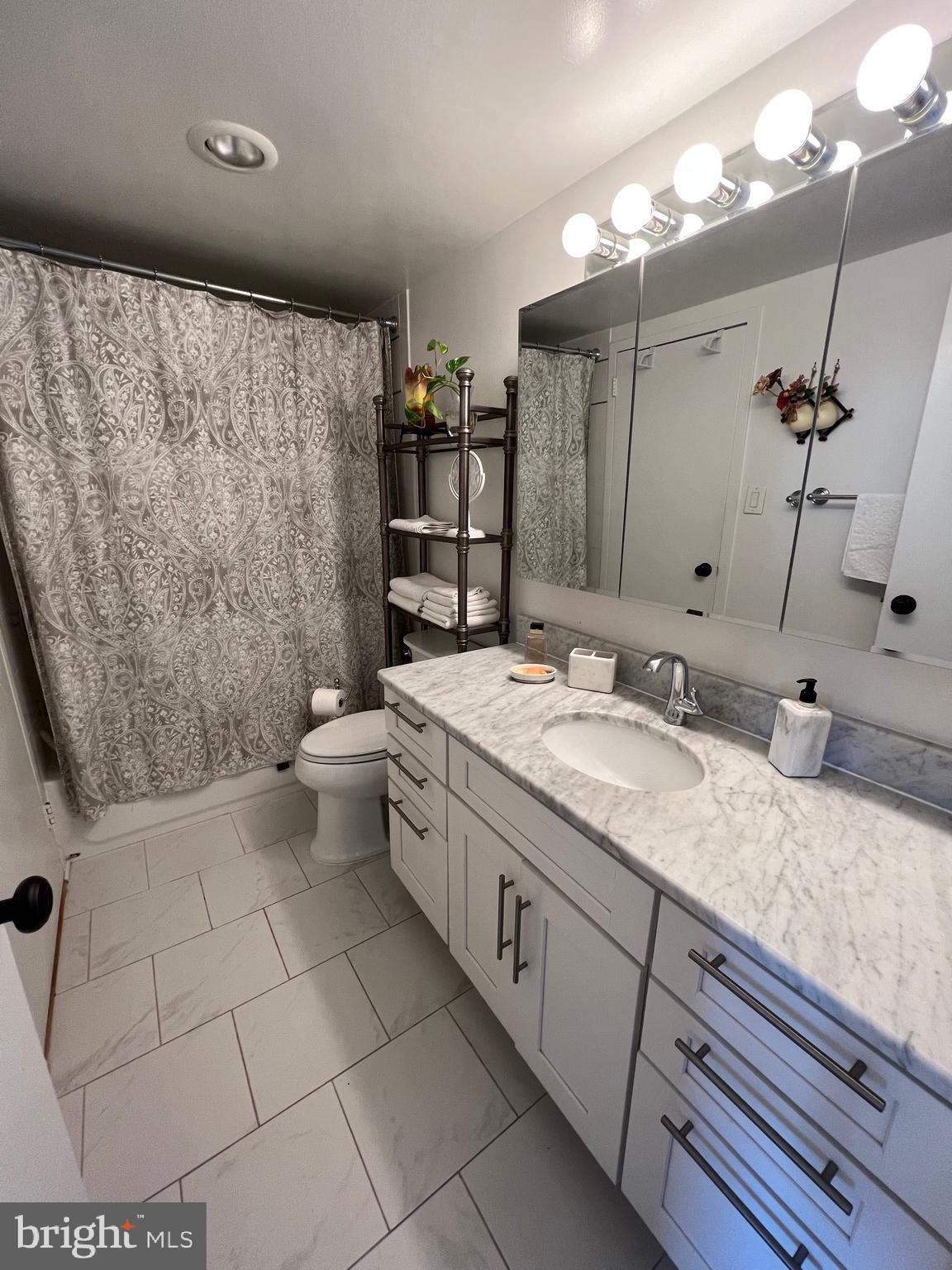 PROMENADE TOWERS - Residential Lease