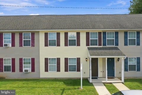 Townhouse For Sale - 143 S Seneca Street<br/> SHIPPENSBURG, PA 17257