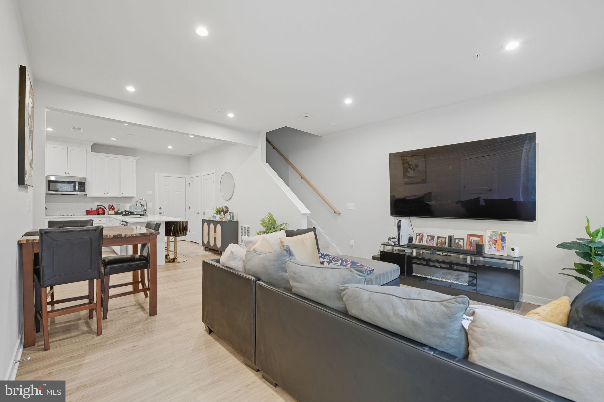 707 THOMAS LANE A
