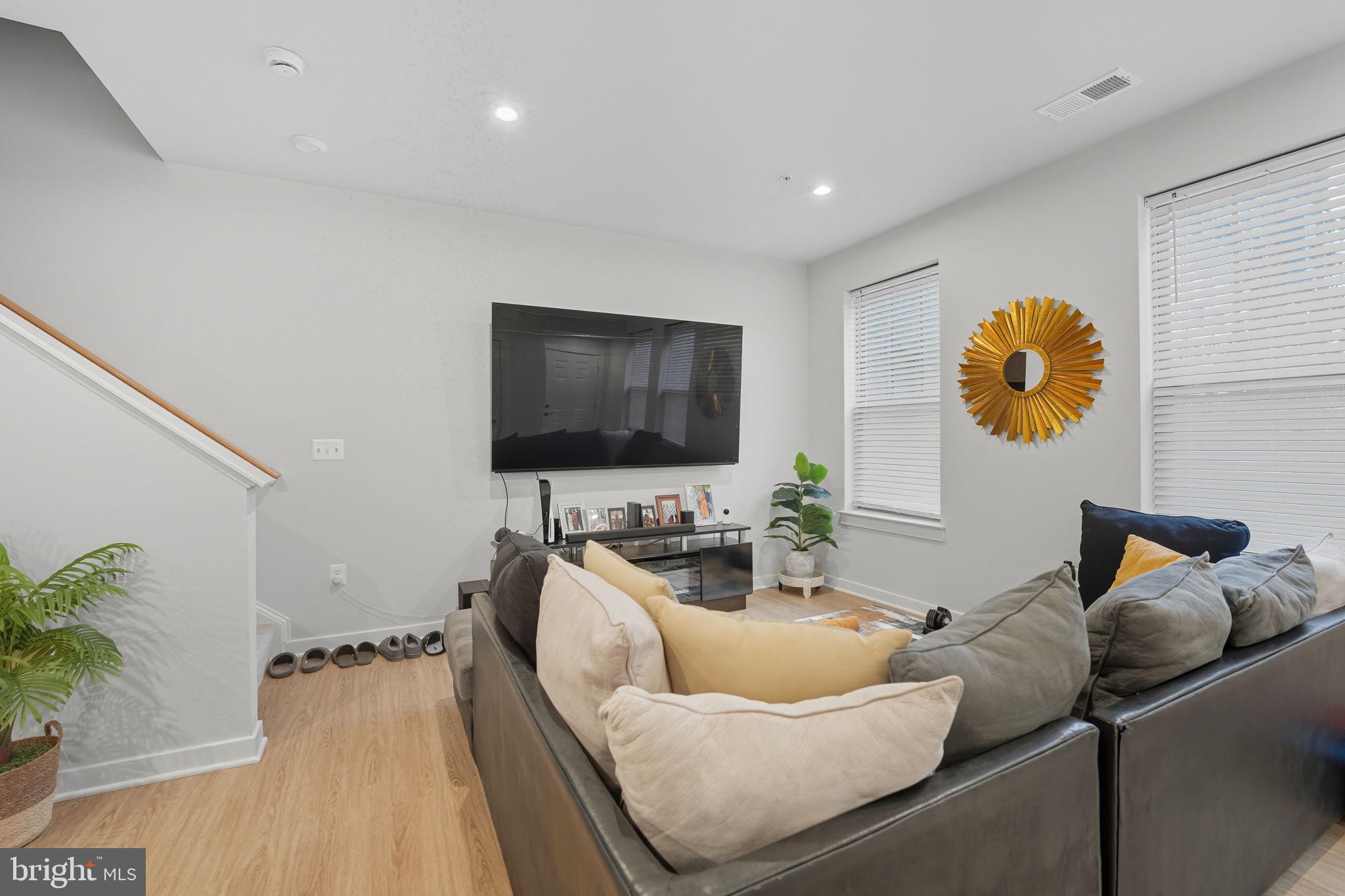 707 THOMAS LANE A