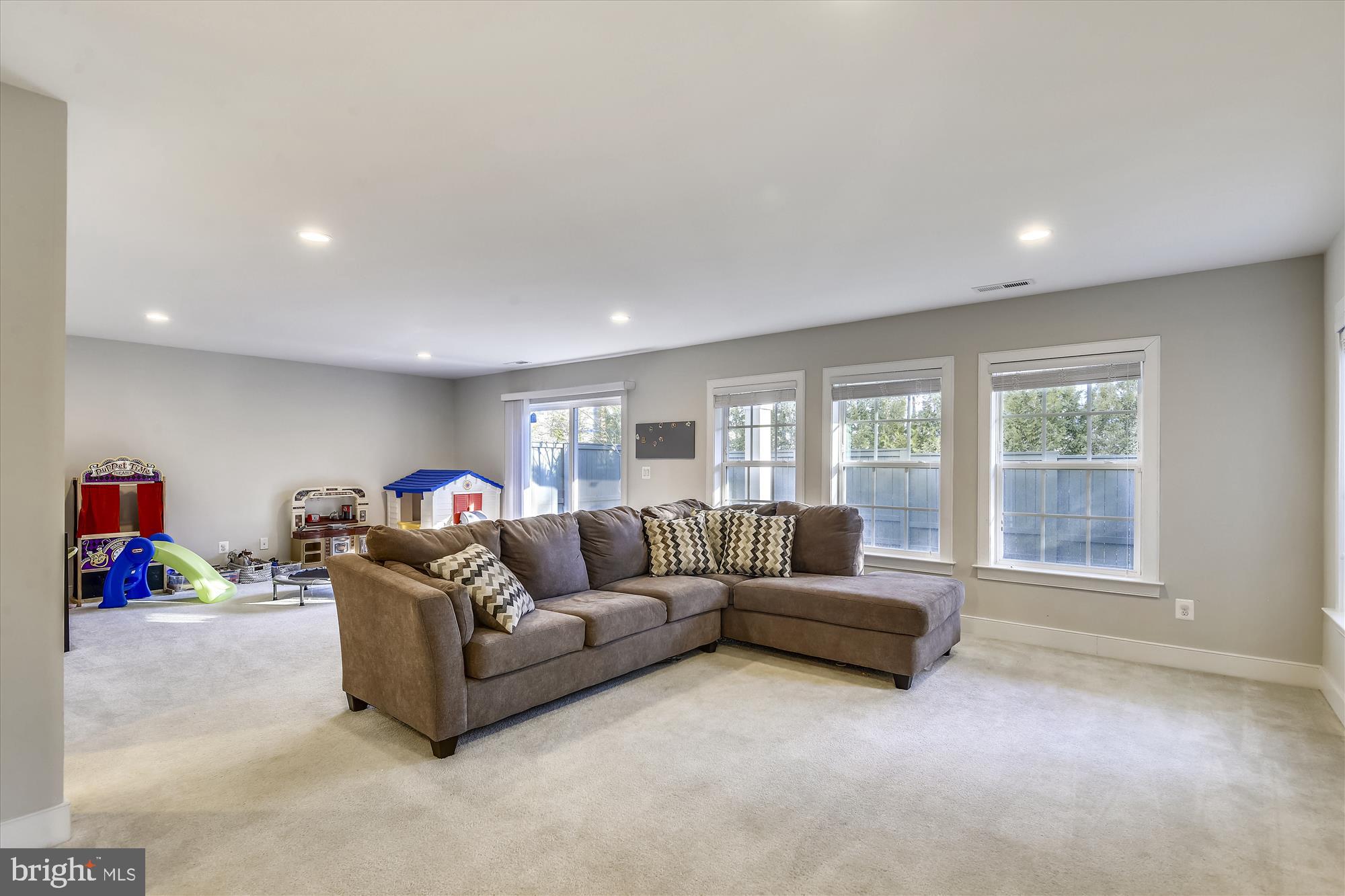 ELEVEN OAKS - Residential