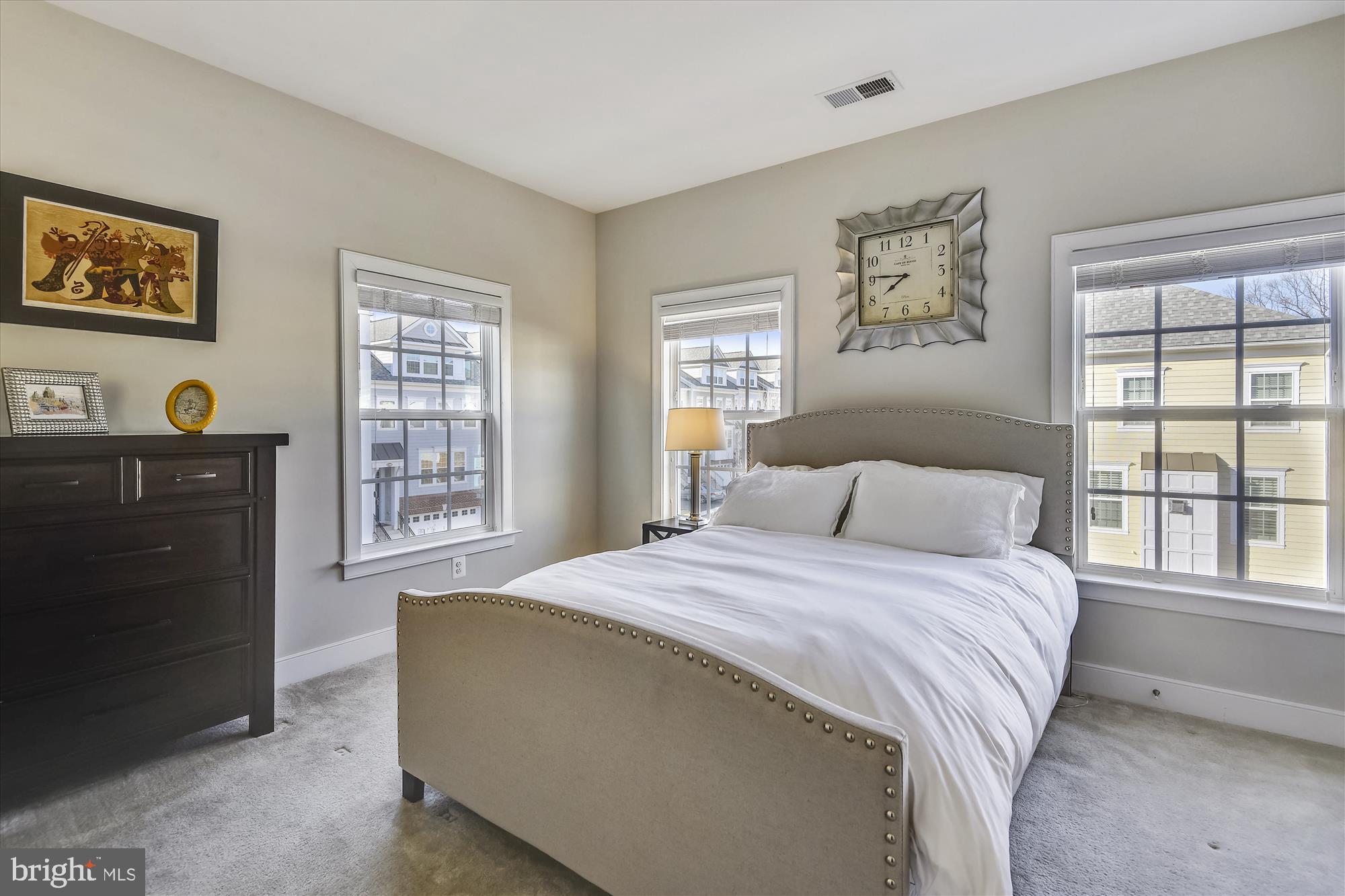 ELEVEN OAKS - Residential