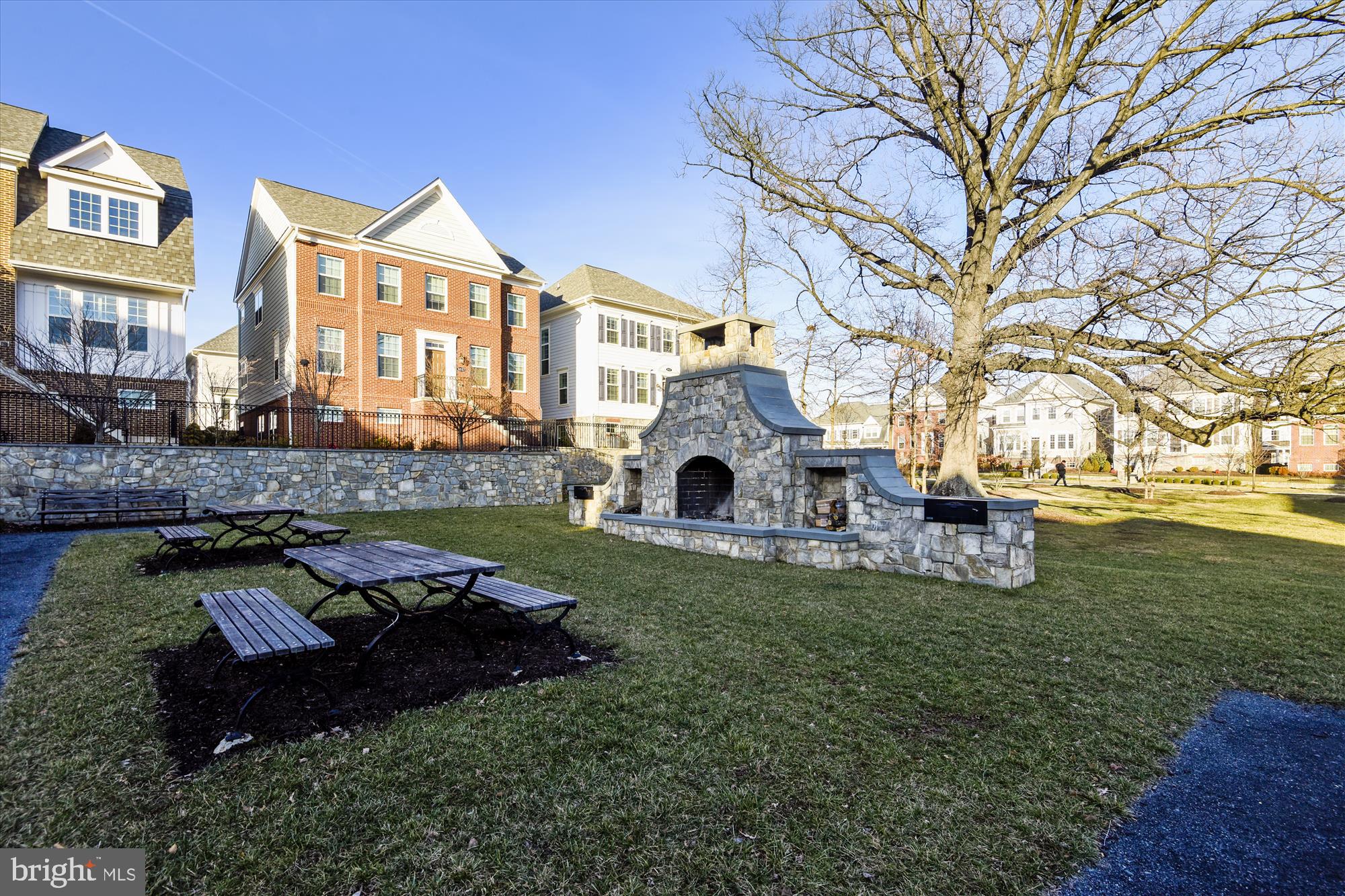 ELEVEN OAKS - Residential