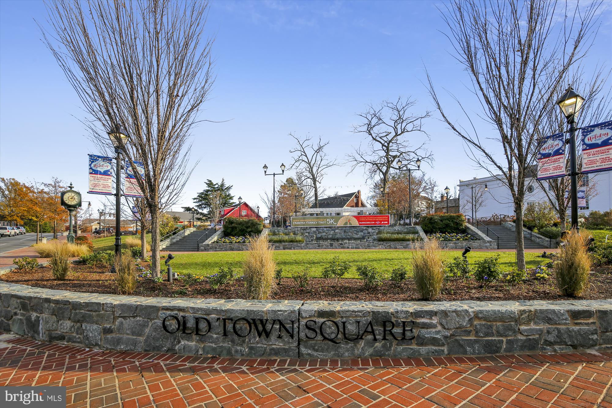 ELEVEN OAKS - Residential