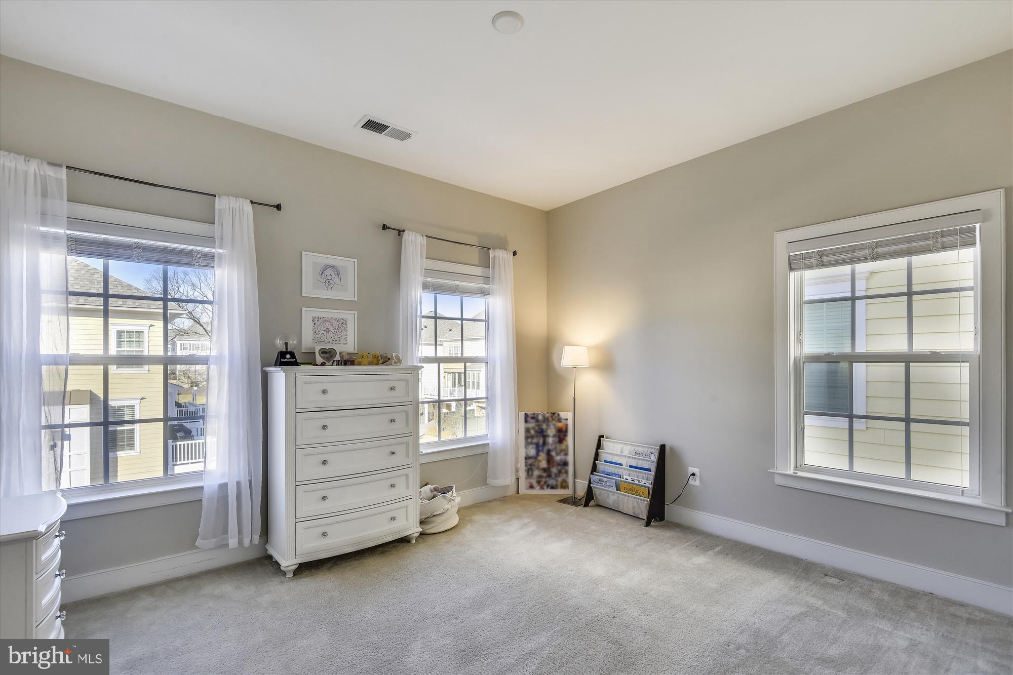 ELEVEN OAKS - Residential