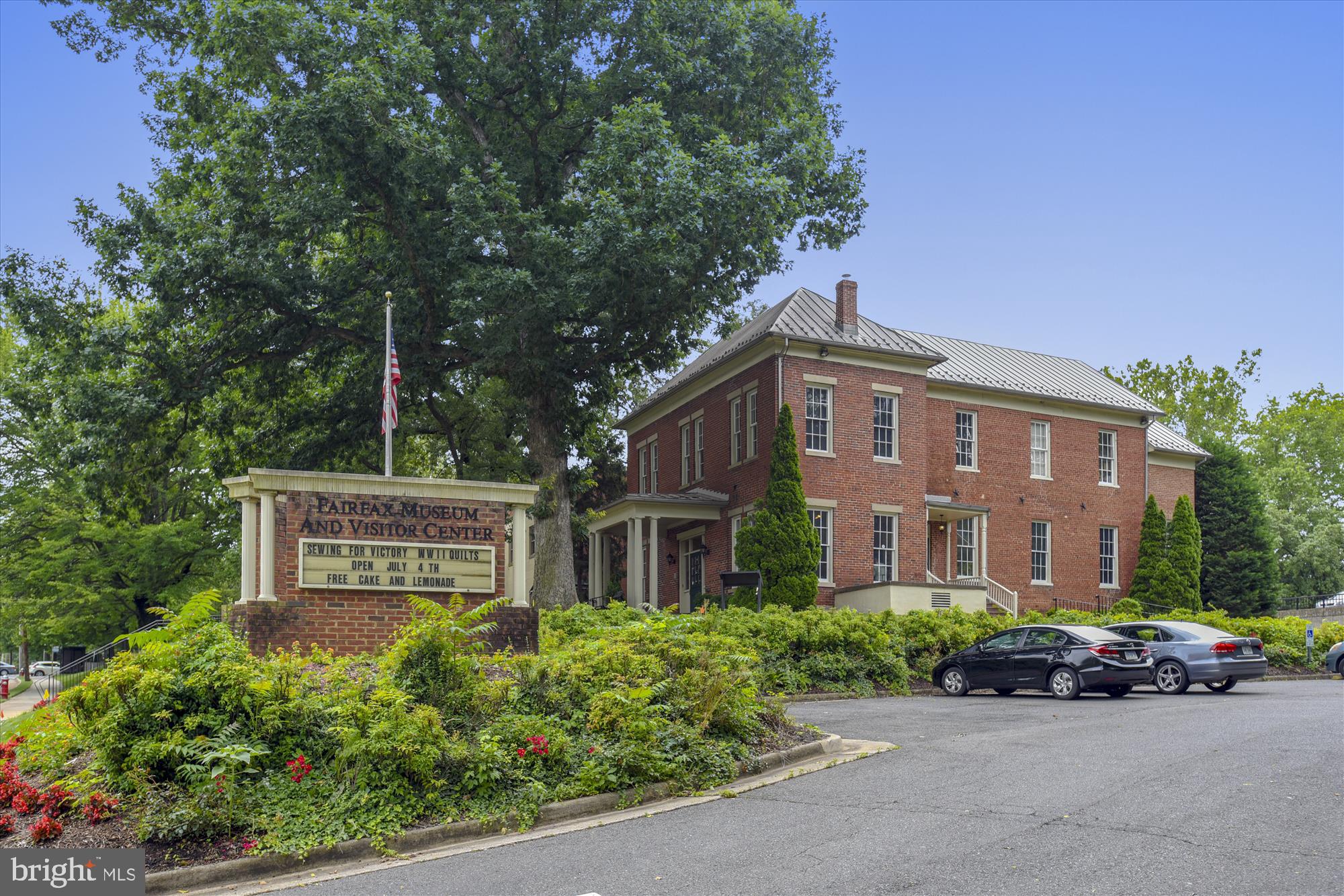 ELEVEN OAKS - Residential