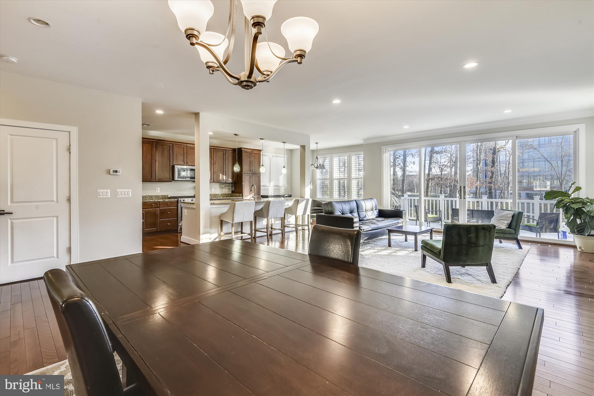 ELEVEN OAKS - Residential