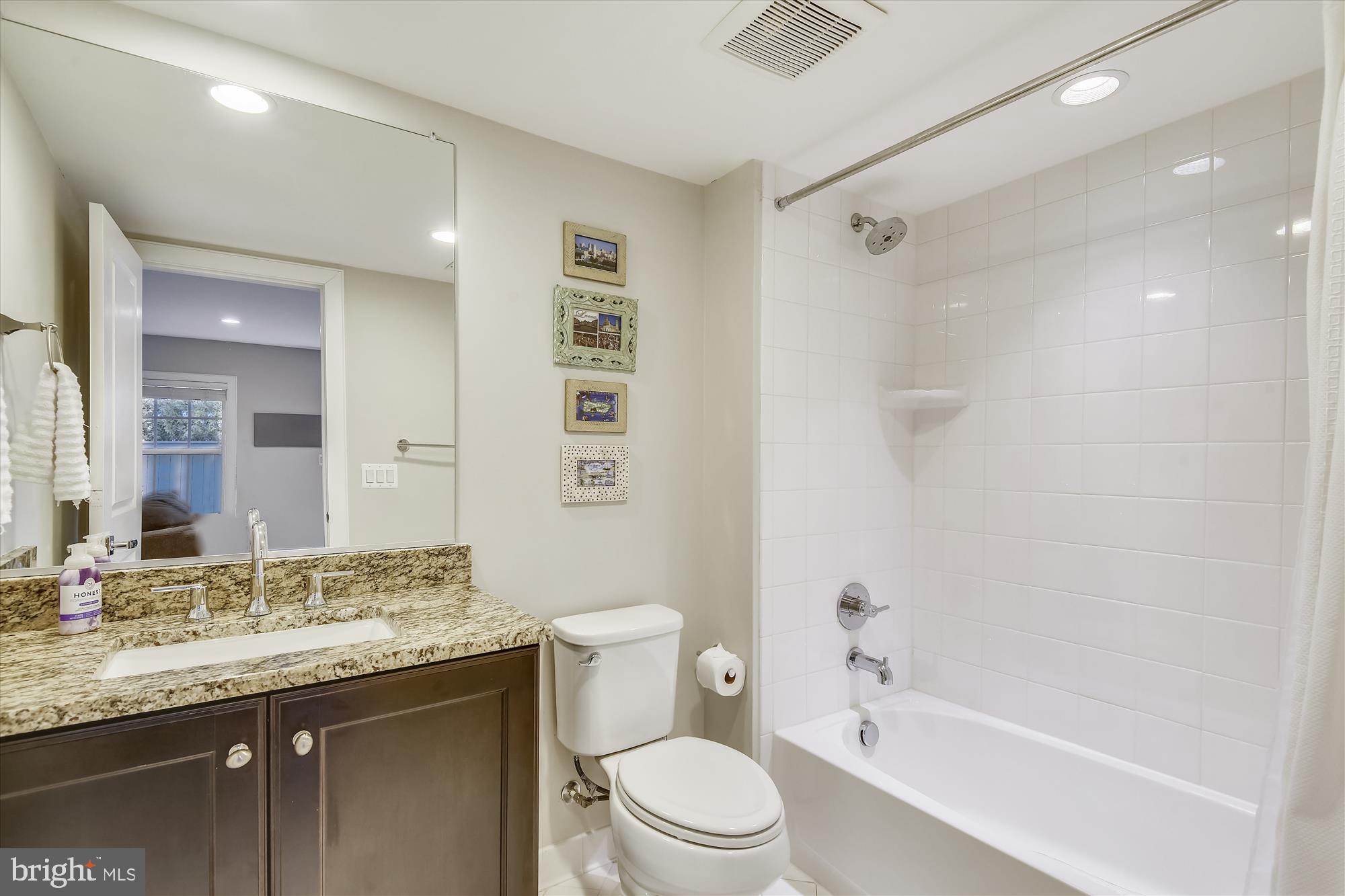 ELEVEN OAKS - Residential