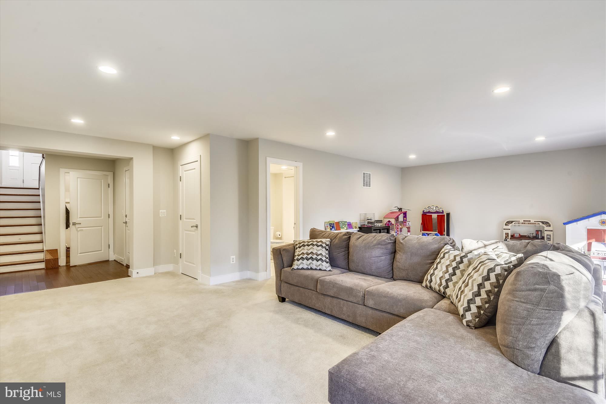 ELEVEN OAKS - Residential