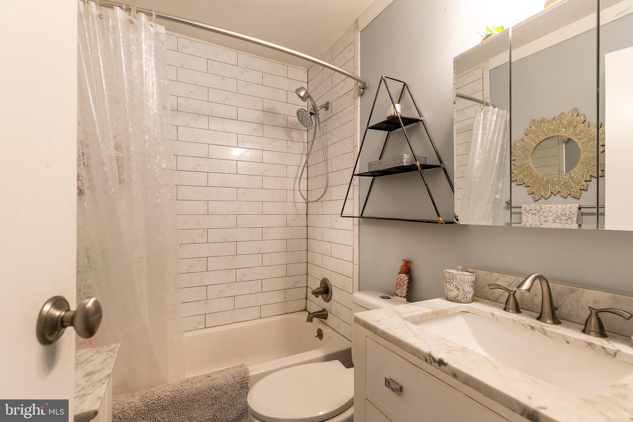 COUNTRY CLUB MANOR - Residential