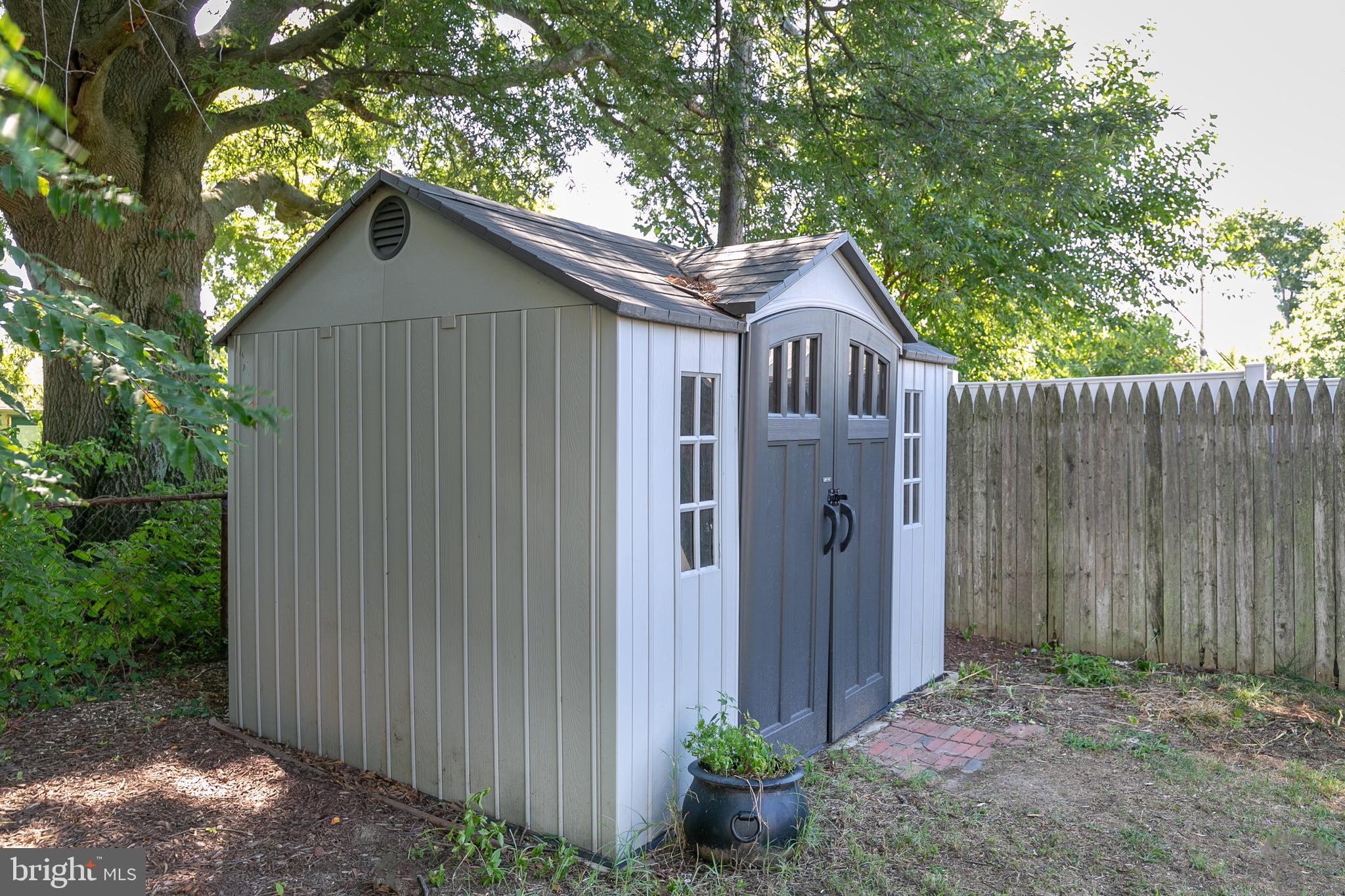 COUNTRY CLUB MANOR - Residential