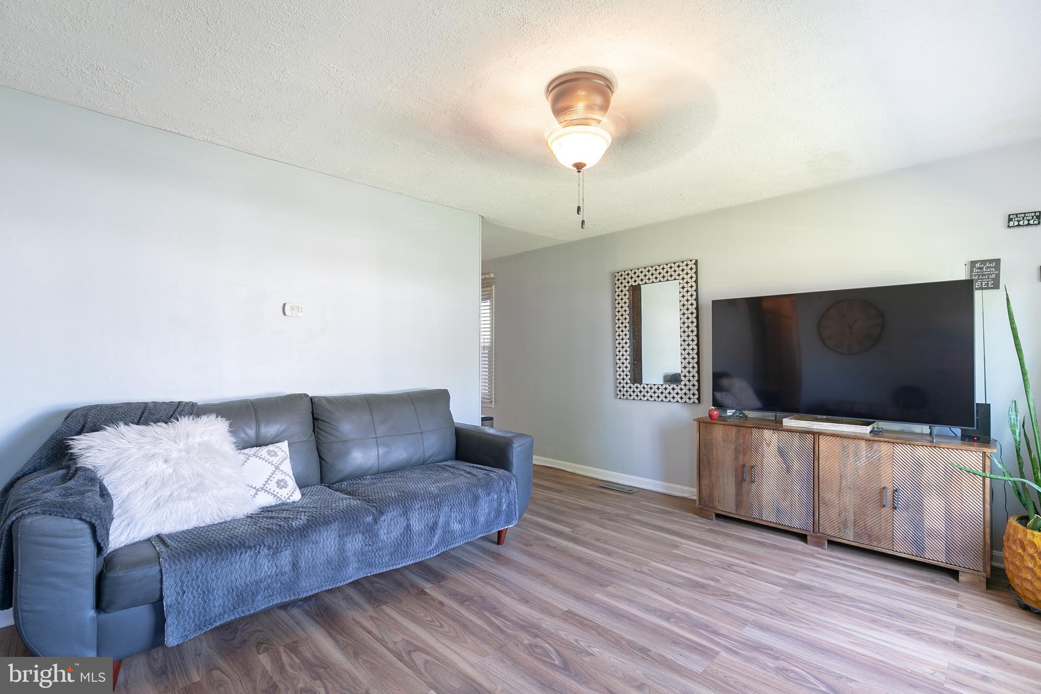 COUNTRY CLUB MANOR - Residential