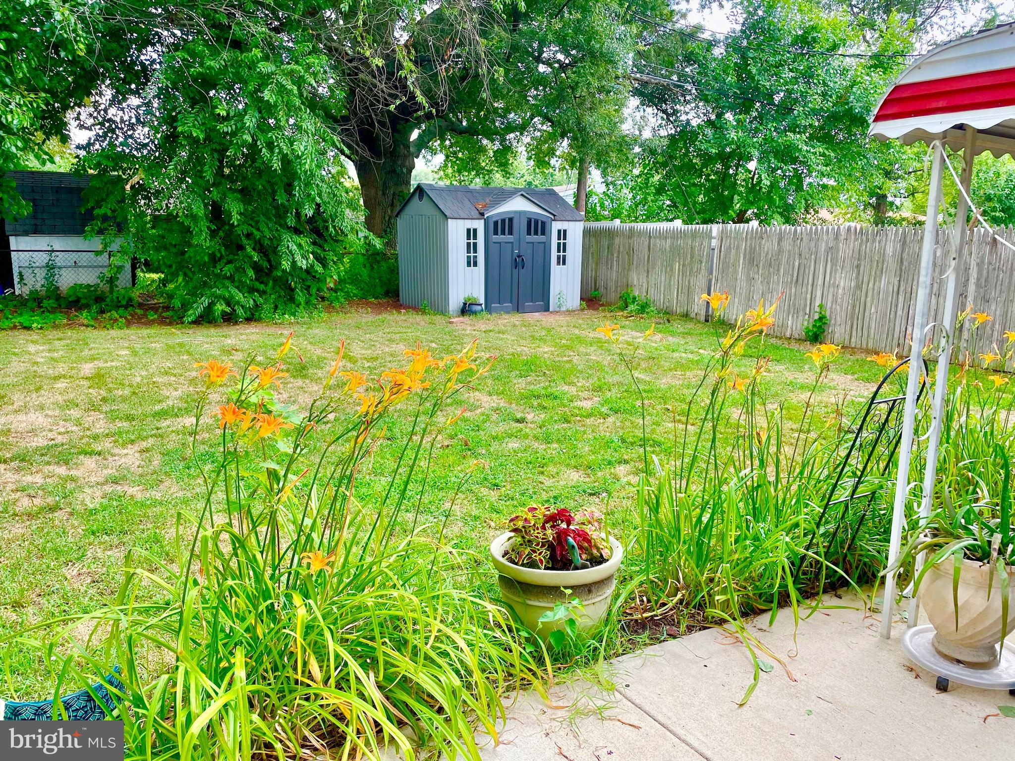 COUNTRY CLUB MANOR - Residential