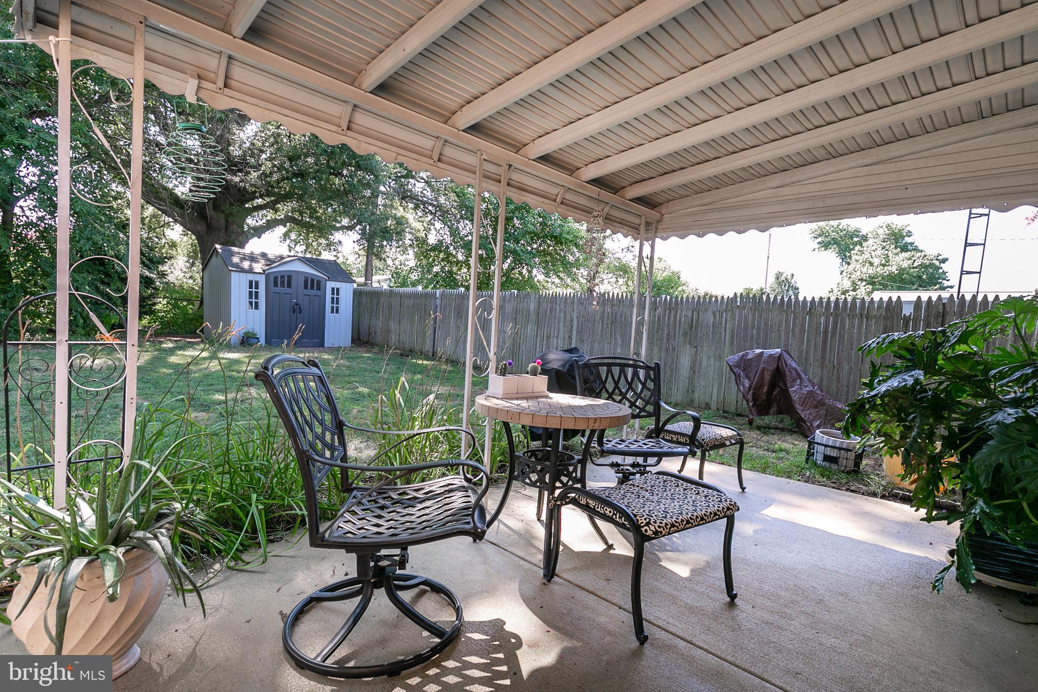 COUNTRY CLUB MANOR - Residential