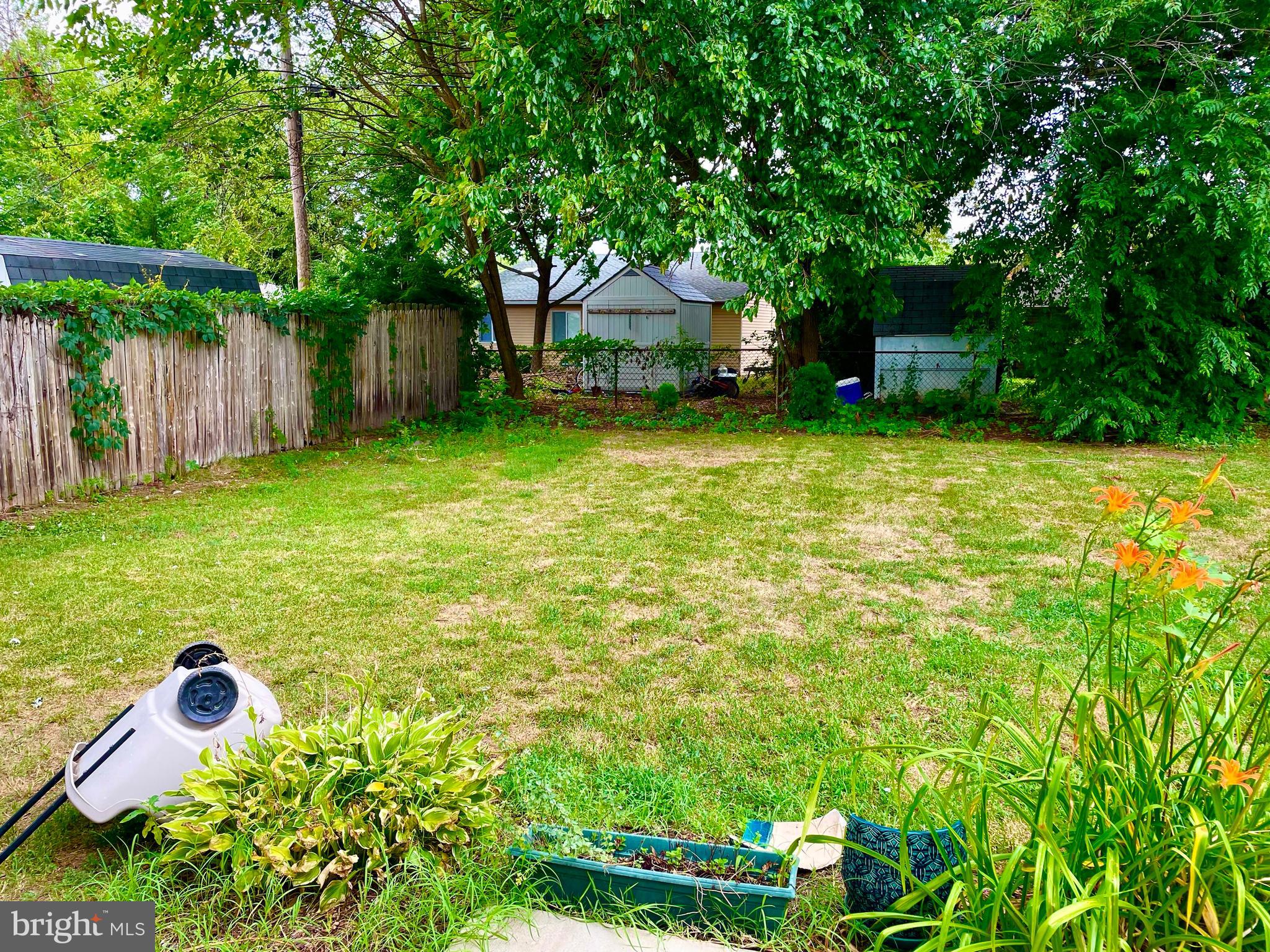 COUNTRY CLUB MANOR - Residential