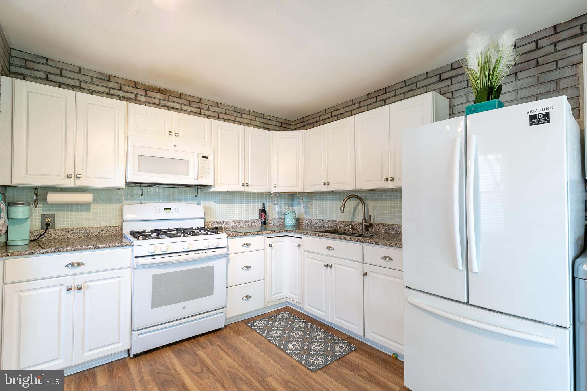 COUNTRY CLUB MANOR - Residential