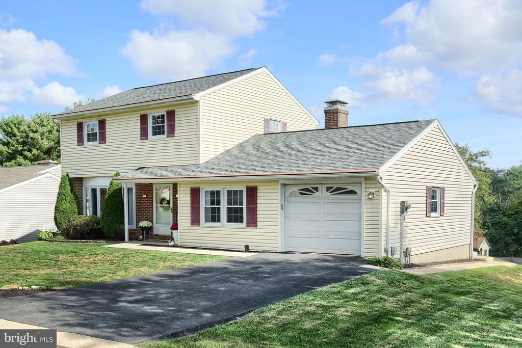 Photo of 2933 Exeter Dr S, YORK, PA 17403 (MLS # PAYK2091324)