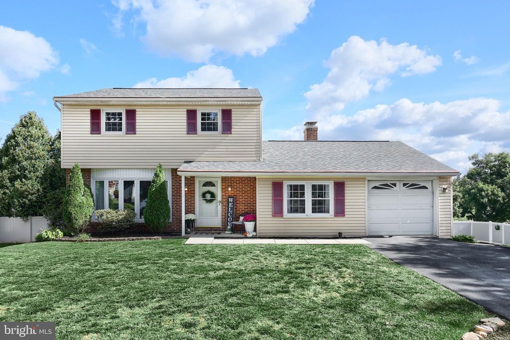 Photo of 2933 Exeter Dr S, YORK, PA 17403 (MLS # PAYK2091324)
