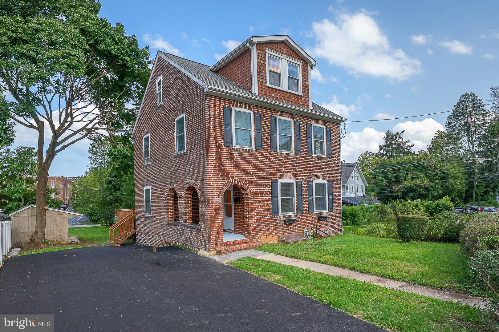 107 W CIRCULAR AVENUE