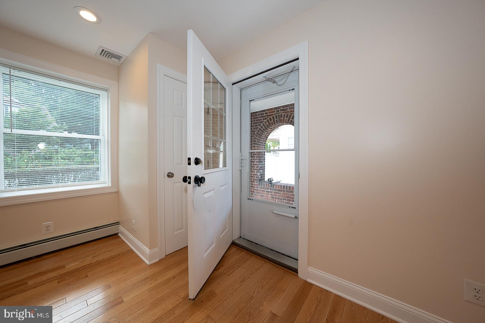 107 W CIRCULAR AVENUE