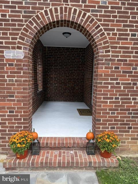 107 W CIRCULAR AVENUE