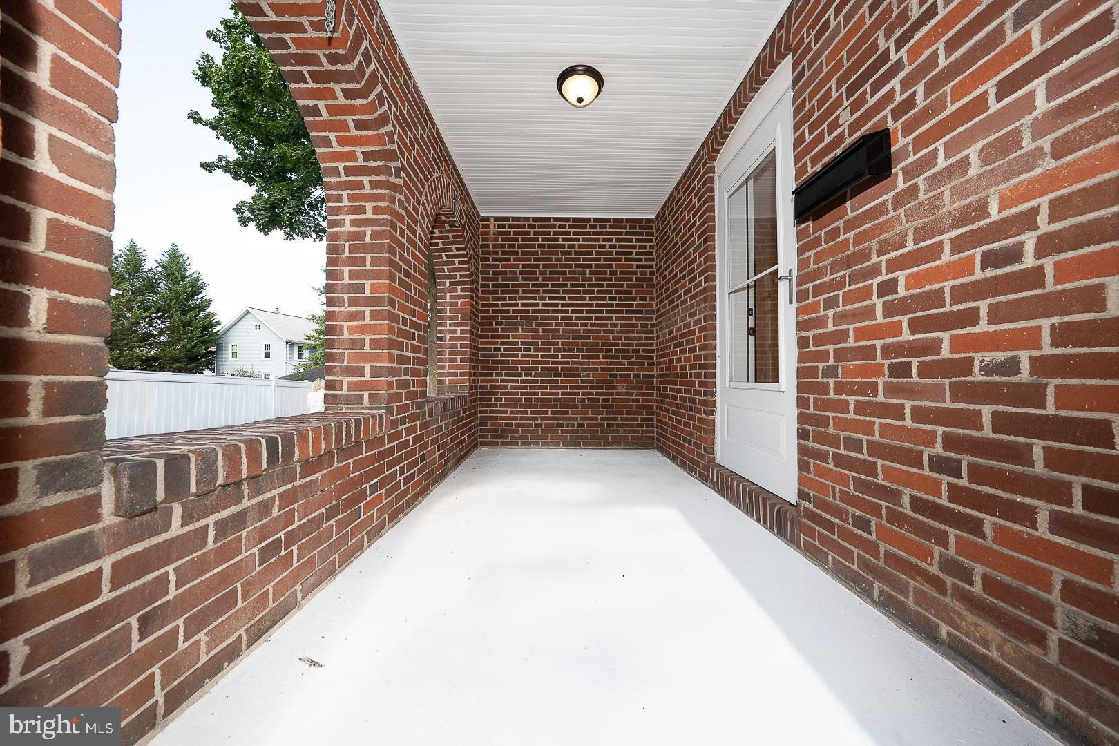 107 W CIRCULAR AVENUE