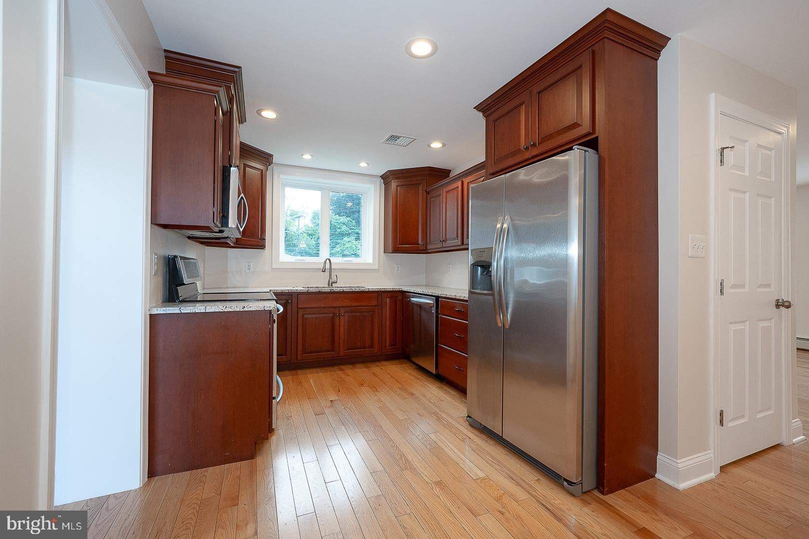 107 W CIRCULAR AVENUE