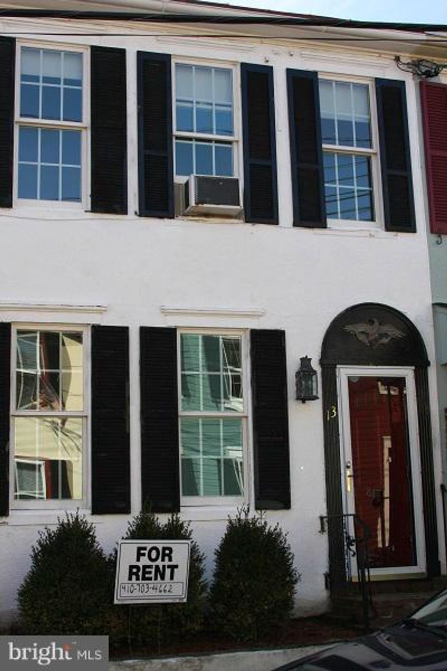 Adorable townhouse in the middle of historic district - just steps from the City Dock. Dogs allowed on a case by case basis. NO CATS. Minimum one year lease. Landlord will run credit report and write lease. Nothing for agent to do but call and show. Freshly painted, new counter tops, Available immediately!