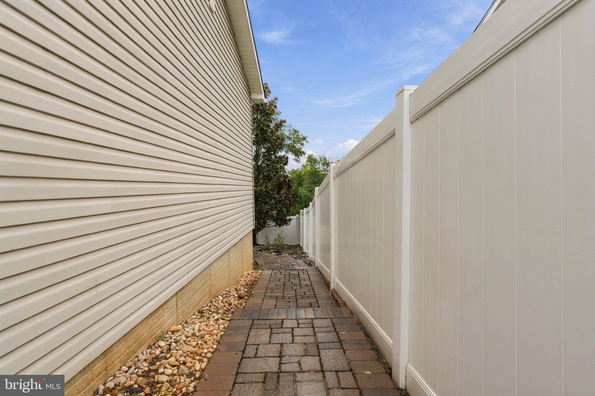 1990 RETTA GILLIAM COURT SE