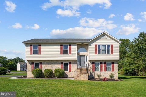 Homes For Sale - 100 New Kent Court<br/> STEPHENS CITY, VA 22655