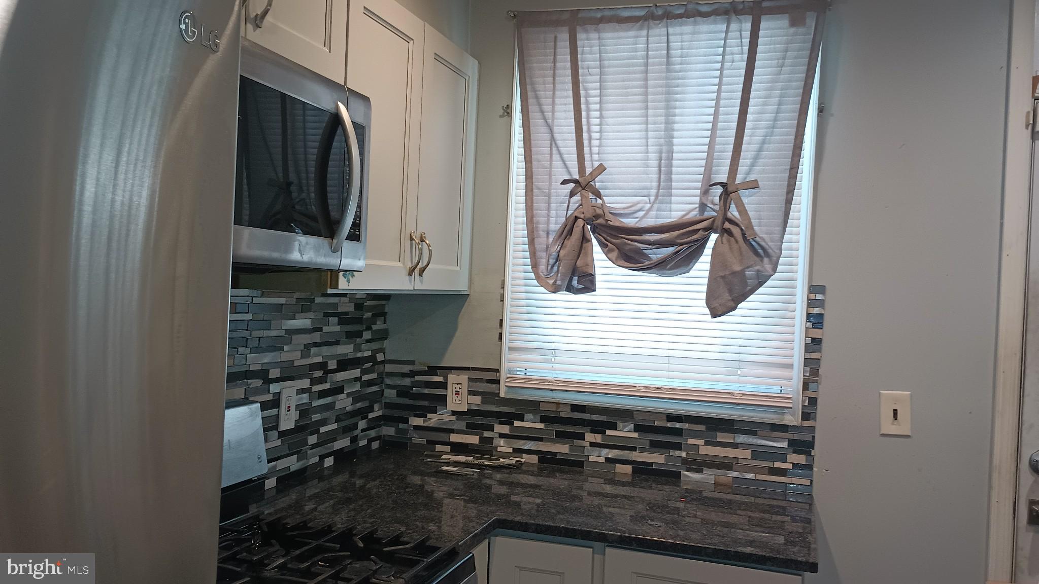 Investor Alert!
Townhome for 1st time homebuyer or investor. 2 bedrooms , 1 bath, partially finished basement.
Sold Strictly AS IS- Seller will make no repairs.