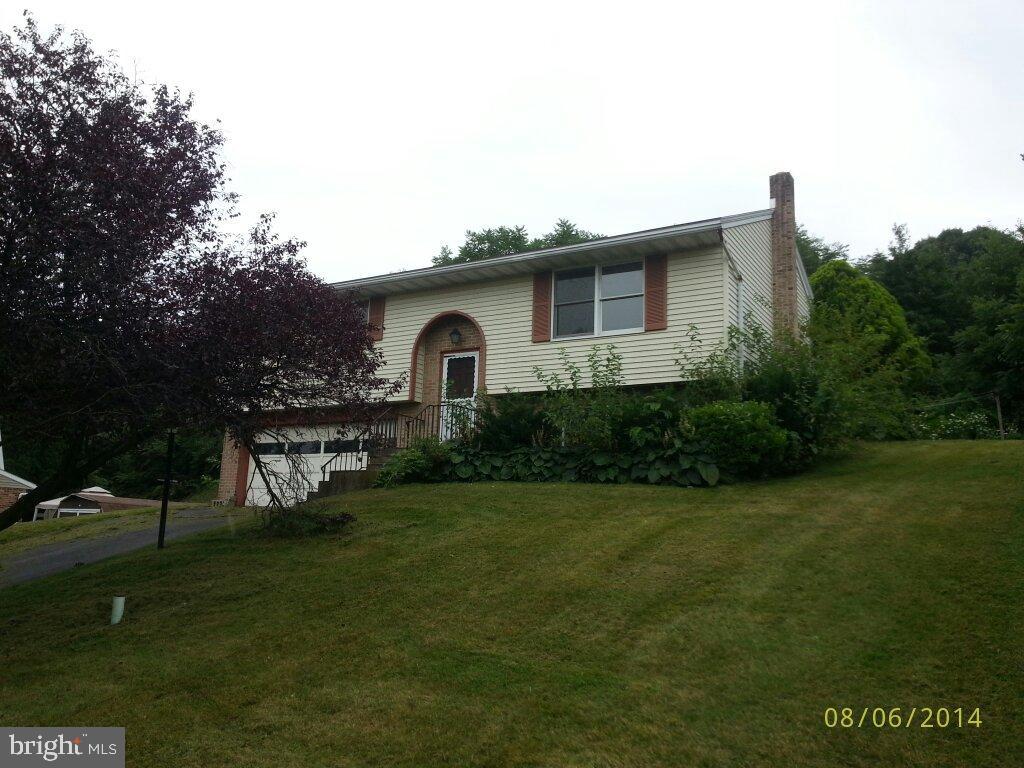 Lovely bi-level just waiting for your vision. This home is looking for new owners to bring back the luster. Generous room sizes, nice back yard on a lovely, quiet street. Property being sold as-is, no SDS, corporate addendums apply. Buyer is responsible for any municipal inspections/repairs as required. Call today for your personal tour.